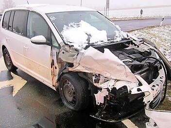 Das Fahrzeug der Unfallverursacherin wurde durch den Zusammensto&szlig; mit dem Gespann massiv besch&auml;digt.  Foto: Stefan Probst/Polizei Coburg