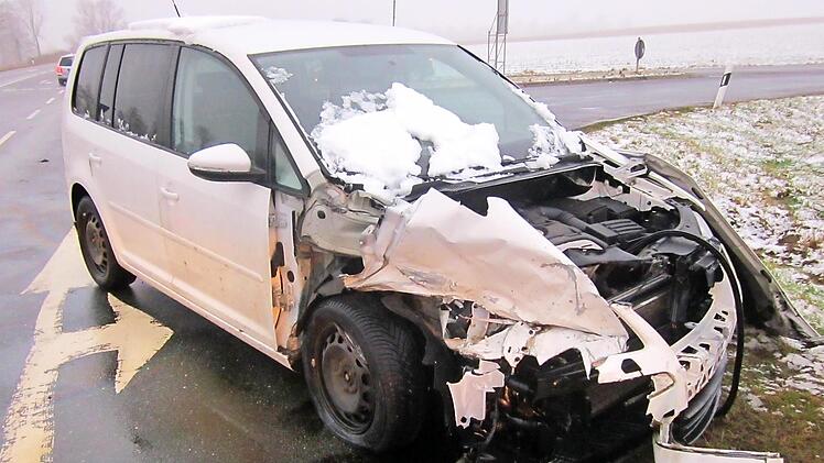 Das Fahrzeug der Unfallverursacherin wurde durch den Zusammensto&szlig; mit dem Gespann massiv besch&auml;digt.  Foto: Stefan Probst/Polizei Coburg