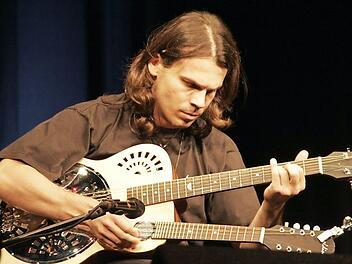 Ein Meister auf der vierzehnsaitigen Gitarre ist der Schweizer Musiker Attila Vural. Auf seinen zwei Hälsen erzeugt er ungewöhnliche Akkordfolgen. Mit diesen will er am 7. April im Gasthof "Zur Linde" in Unnersdorf die Besucher zum Staunen bringen.  Foto: privat