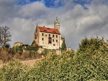 Die Burg Gößweinstein thront hoch über der Stadt. Foto: almaze via inFrankenPix