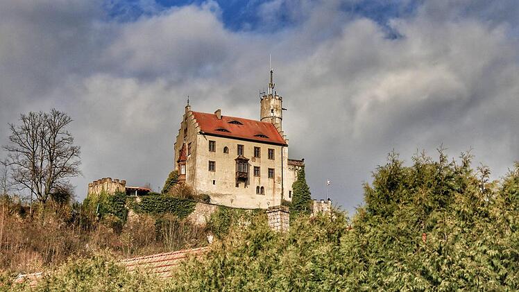 Die Burg Gößweinstein thront hoch über der Stadt. Foto: almaze via inFrankenPix