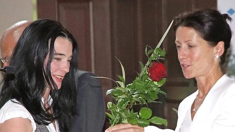 Die Freude &uuml;ber die genommene berufliche H&uuml;rde steht der Absolventin ins Gesicht geschrieben, als sie neben Urkunde und einem Pr&auml;sent aus den H&auml;nden von Katja Bittner (rechts) auch eine Rose &uuml;berreicht bekommt.