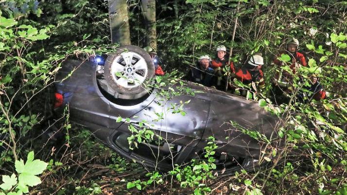 Die drei Insassen des verungl&uuml;ckten BWM kamen mit dem Schrecken davon. Foto: News5/Merzbach