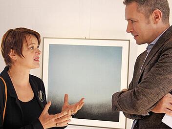 Lucie Kazda (im Gespräch mit Bürgermeister Martin Bernreuther) bei der Eröffnung der Ausstellung im Töpfermuseum Thurnau