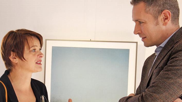 Lucie Kazda (im Gespräch mit Bürgermeister Martin Bernreuther) bei der Eröffnung der Ausstellung im Töpfermuseum Thurnau