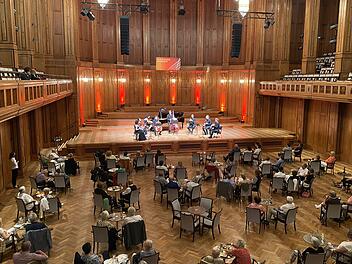 Picknick und Musik gab es beim Kissinger Sommer wegen des Regens im Trockenen.