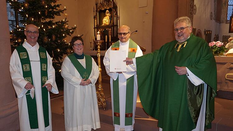 Pfarrer Manfred Endres, Koordinatorin Corinna Zipprich und Moderator Pfarrer Hubert Grütz bekamen ihre Ernennungsurkunden durch Domkapitular Dietrich Seidel (rechts). Foto: Marion Eckert