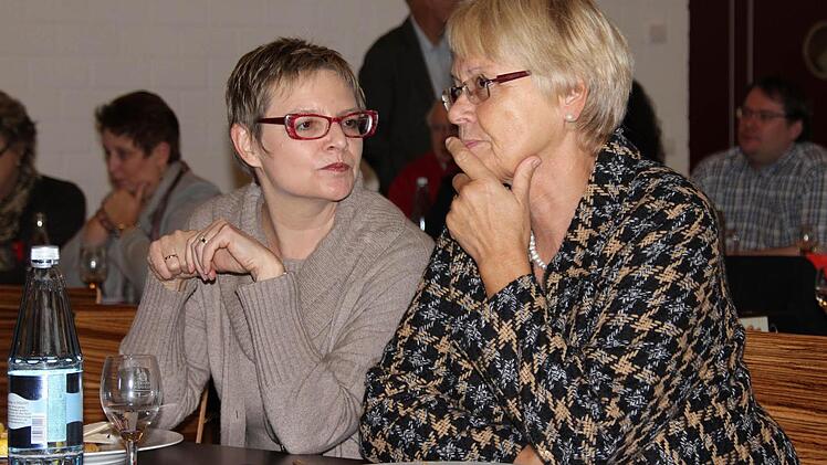 Nachdenklich und "an den Lippen klebend": Vorgängerin Susanne Kastner und Sabine Dittmar.