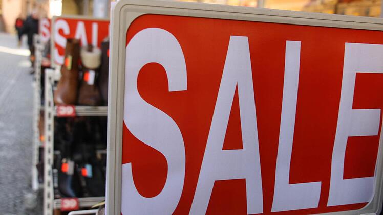 Die einen hassen das englische Wort, für die anderen klingt es magisch: "Sale", also Schlussverkauf, ist derzeit überall zu lesen.