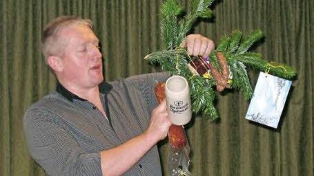 Günter Rost hatte keine große Mühe, den Gästen die behängten Christbaumäste schmackhaft zu machen. Foto: Paul Frömel