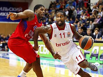 Eurolegue-Aufeinandertreffen im Oktober 2015: Brose-Topwerfer Brad Wanamaker (rechts) gibt Gas und zieht an Kyle Hines vorbei. Foto: dpa