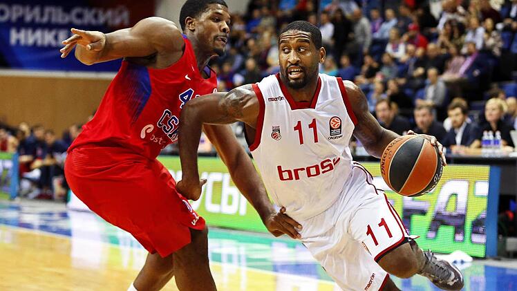 Eurolegue-Aufeinandertreffen im Oktober 2015: Brose-Topwerfer Brad Wanamaker (rechts) gibt Gas und zieht an Kyle Hines vorbei. Foto: dpa