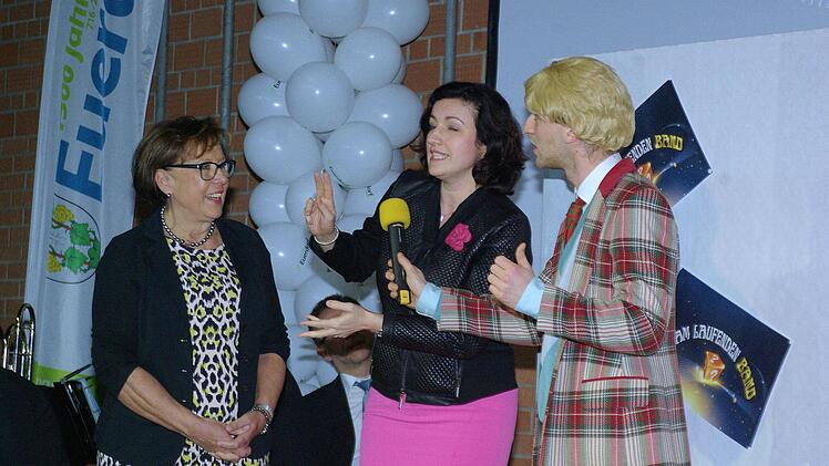 " Am laufenden Band" - wie bei Rudi Carell alias Johannes Mützel (l.) - ging es auch am Kommersabend in Euerdorf zu. Der Jung-Entertainer befragte Bezirksrätin Karin Renner und MdL Dorothee Bär. Foto: Winfried Ehling