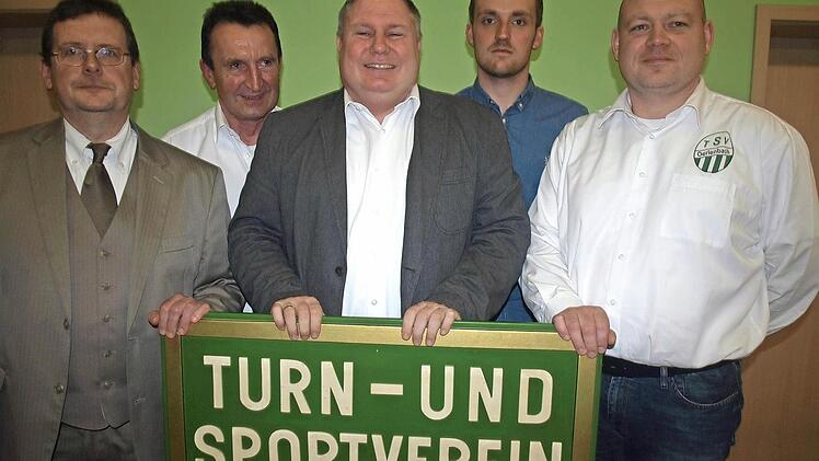 Der neue Vorstand des TSV Oerlenbach steht (von links): Kassier Michael Ferger, stellvertretender Vorsitzender Reiner Borst, Vorsitzender Jochen Straub, stellvertretender Vorsitzender Frank Schmitt und Schriftführer Marco Bieber.  Foto: Stefan Geiger