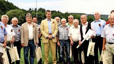 40 und 50 Jahre üben sie schon ihren Dienst aus, hier mit Minister Markus Söder (Mitte) sowie MdL Steffen Vogel und Wendelin Jooß (von rechts) sowie Landrat Wilhelm Schneider (Zweiter von links). Fotos: Günther Geiling