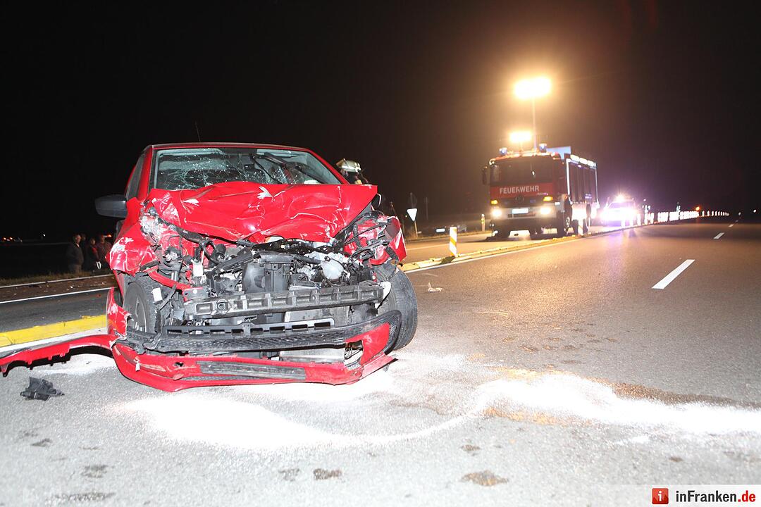 Kleinwagen fährt ungebremst gegen Traktor