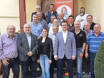 Gruppenbild mit Dame: Die Mitglieder des Stadtverbandes für Sport e. V. mit der neuen Sportamtsleiterin Katrin Jakisch, Bürgermeister Christian Lange und dem Ersten Vorsitzenden Wolfgang Reichmann Foto: p