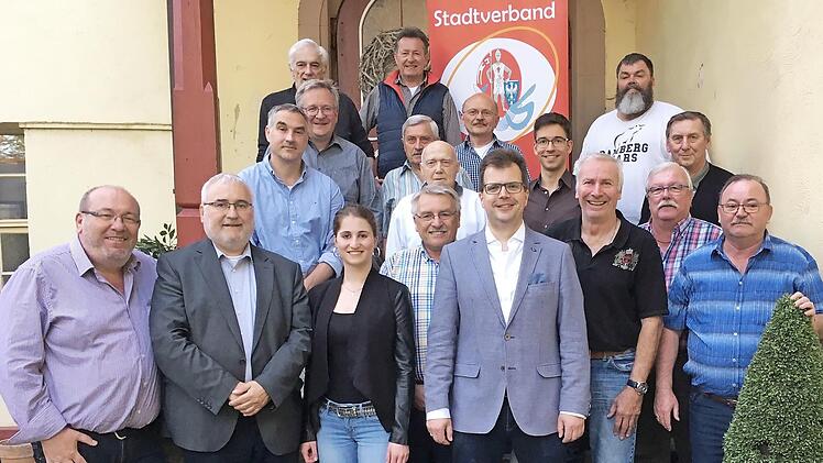 Gruppenbild mit Dame: Die Mitglieder des Stadtverbandes für Sport e. V. mit der neuen Sportamtsleiterin Katrin Jakisch, Bürgermeister Christian Lange und dem Ersten Vorsitzenden Wolfgang Reichmann Foto: p