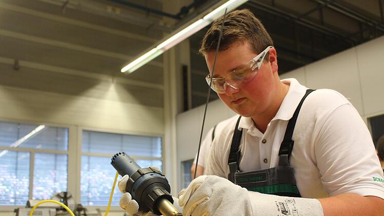 Auszubildender Marco Wehner an der Arbeit. Foto: Yannick Hupfer