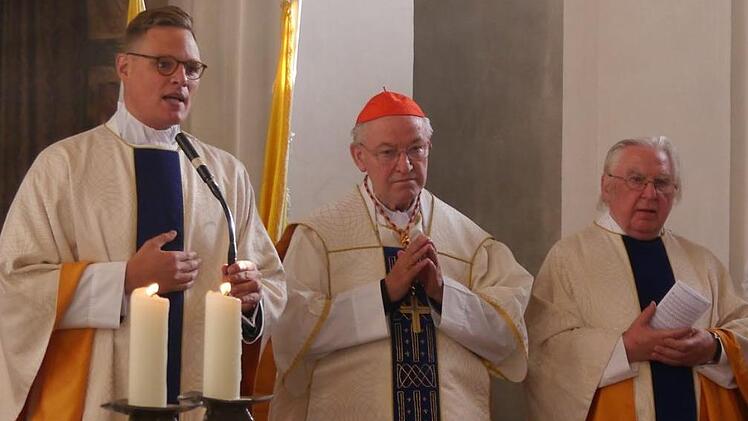 Vikar Christian Stadtmüller (von links), Alterzbischof Alois Kothgasser und Wallfahrtspfarrer Ottmar Pottler in der Wallfahrtskirche Maria LimbachMargret Müller