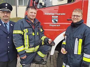 Kommandant Thomas Leicht, Stephan Heilmann (Ausbilder, Stufe 6) und Carsten Ott (Stufe 6) freuen sich &uuml;ber die erfolgreich abgelegte Pr&uuml;fung.  Foto: p