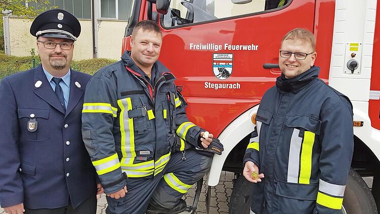 Kommandant Thomas Leicht, Stephan Heilmann (Ausbilder, Stufe 6) und Carsten Ott (Stufe 6) freuen sich &uuml;ber die erfolgreich abgelegte Pr&uuml;fung.  Foto: p