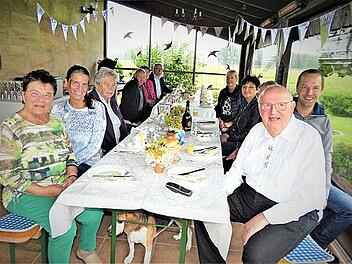 Gerhard Schneider (rechts vorne) mit seiner Ehefrau Christa (gegenüber) sowie (dahinter) Sohn Michael und Tochter Barbara im Kreise weiterer Geburtstagsgäste