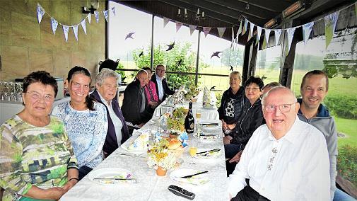 Gerhard Schneider (rechts vorne) mit seiner Ehefrau Christa (gegenüber) sowie (dahinter) Sohn Michael und Tochter Barbara im Kreise weiterer Geburtstagsgäste