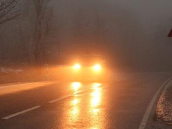 Heftige Nebel-Unfälle auf der A3 bei Höchstadt - Autobahn aktuell teilweise gesperrt