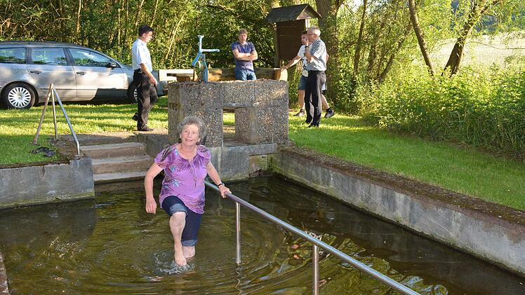 Gemeinderätin Gertrud Pößnecker suchte in der Kneippanlage Abkühlung Bei der Besichtigung der Anlage durch den Gemeinderat herrschten tropische Temperaturen.  Foto: Gerhard Schmidt