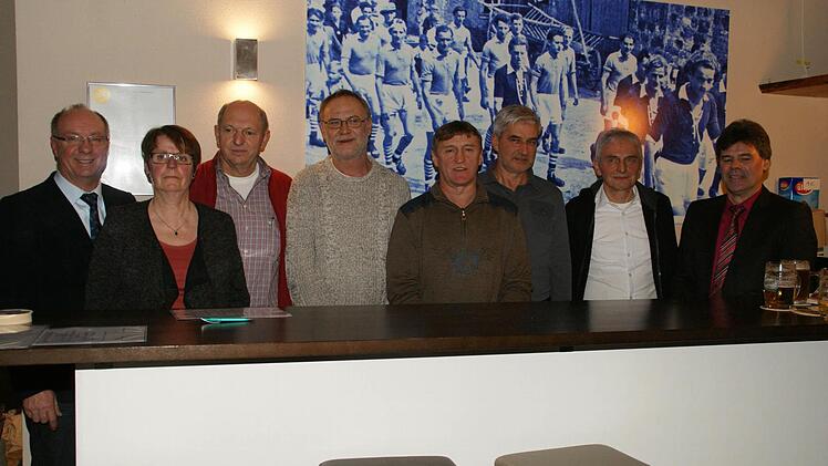 Seit 40 Jahren dabei und seitdem wichtige Stützen des SV Fatschenbrunn sind diese Mitglieder, die beim Festkommers im Beisein von Bürgermeister Thomas Sechser (rechts) und des kommissarischen BLSV-Kreisvorsitzenden Gerald Makowski (links) geehrt wurden. Foto: Sabine Weinbeer