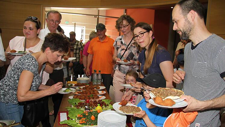 Riesen-Andrang gab es beim syrischen Buffet.