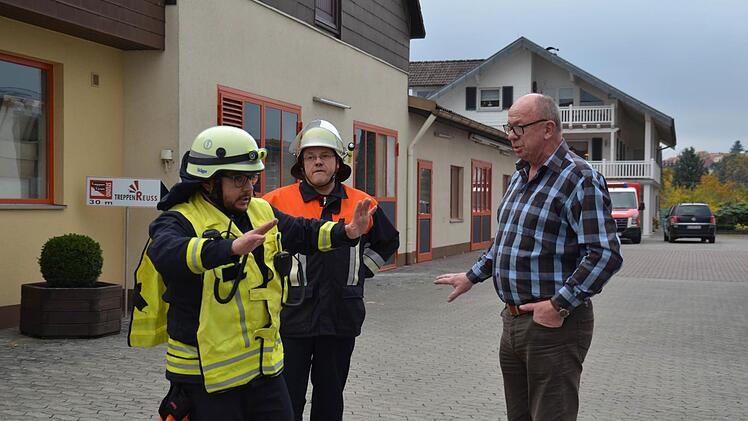 Einsatzleiter Ariel Karwacki ist als einer der Ersten vor Ort. Hier bespricht er mit Firmeninhaber Erhard Reuss die Situation. Foto: Kathrin Kupka-Hahn