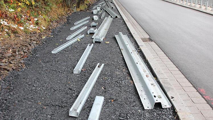 Die Leitplankenfelder liegen bereit.  Foto: Friedwald Schedel