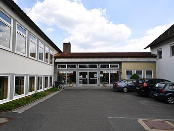 Die in die Jahre gekommene Dörfleinser Schule wird durch einen Neubau ersetzt. Foto: Ronald Rinklef 