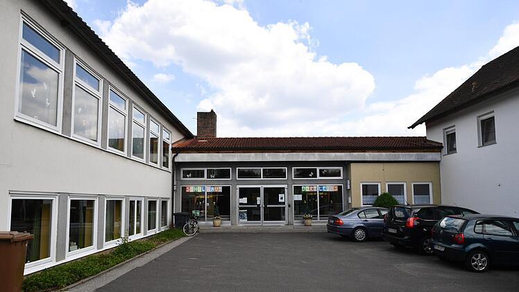 Die in die Jahre gekommene Dörfleinser Schule wird durch einen Neubau ersetzt. Foto: Ronald Rinklef 
