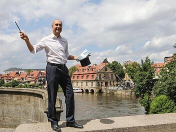 Was zaubert Harry Luck denn da vor der Kulisse von Klein-Venedig in Bamberg aus dem Hut?  Foto: Barbara Herbst