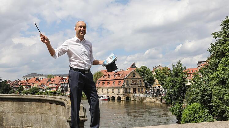 Was zaubert Harry Luck denn da vor der Kulisse von Klein-Venedig in Bamberg aus dem Hut?  Foto: Barbara Herbst