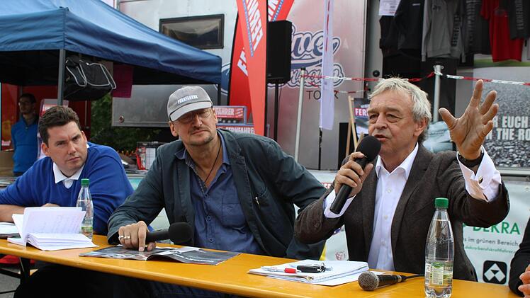 Es war ein hitziger Moment, als Rechtsanwalt Peter Möller (r.) sich bzgl. Lkw-Parkplätze über mangelndes gewerkschaftliches Engagement ausließ. ver.di-Vertreter David Merk (l.) hörte das mit Verstimmung, Moderator Jan Bergrath (Mitte) suchte im Anschluss die Wogen zu glätten.