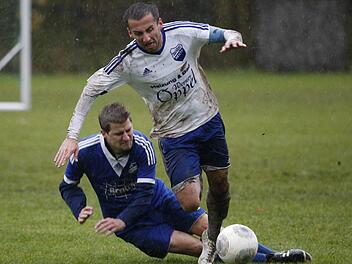 Schön war das Topspiel zwischen Reuth und Pretzfeld nicht immer anzusehen, hier packt SV-Spielertrainer Jörg Rösch die Sense gegen Bernd Kilcher aus. Am Ende gewann Pretzfeld mit 6:2.  Fotos: Sebastian Baumann