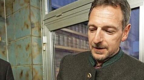 Braumeister Ulrich Klebl mit dem ältesten Krug des Kloster Kreuzberg, der 40 Jahre als "Jugendsünde" fern des Heiligen Bergs war.  Foto: Marion Eckert