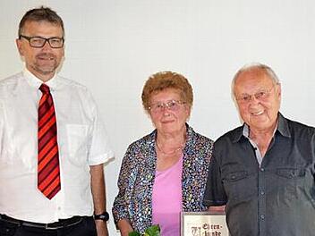 Ehrenmitglied und Sänger Horst Ladegast (rechts) wurde für 60 Jahre aktives Singen beim Gesangverein Liederkranz von Vorsitzendem Jürgen Klein (links) geehrt. In der Mitte Marianne Ladegast Foto: T. Micheel