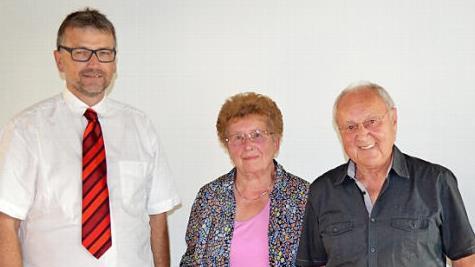 Ehrenmitglied und Sänger Horst Ladegast (rechts) wurde für 60 Jahre aktives Singen beim Gesangverein Liederkranz von Vorsitzendem Jürgen Klein (links) geehrt. In der Mitte Marianne Ladegast Foto: T. Micheel