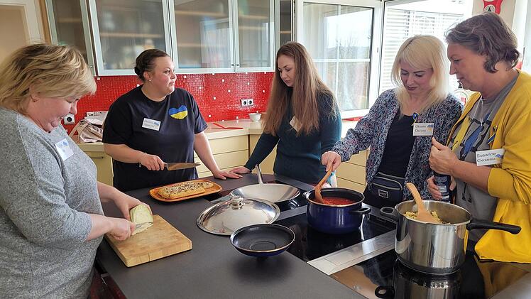 Gemeinschaftsaufgabe Kochen: (von links) die Ukrainerin Julija, Daniela Föhr von der Opferhilfe Oberfranken, die Ukrainerinnen Olena und Oksana sowie Susanne Werner, der die "Villa Zuflucht" gehört.