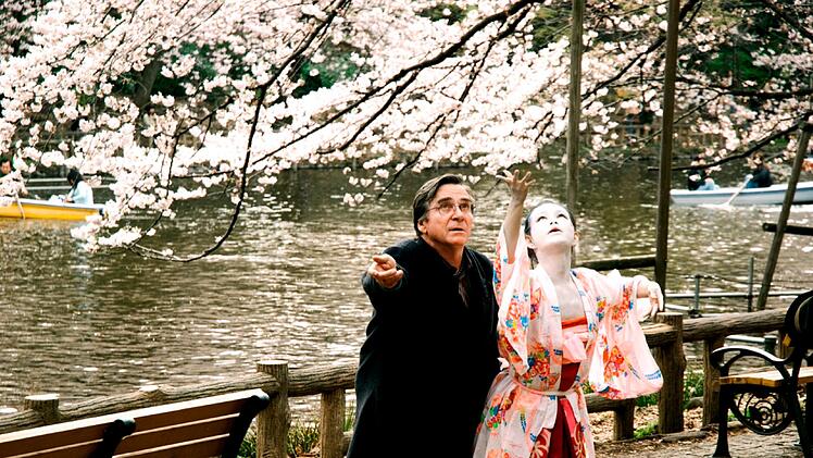 Die Butoh-T&auml;nzerin Yu (Aya Irizuki) zeigt Rudi (Elmar Wepper) einen Weg, mit seiner Frau auch &uuml;ber den Tod hinaus zu kommunizieren.