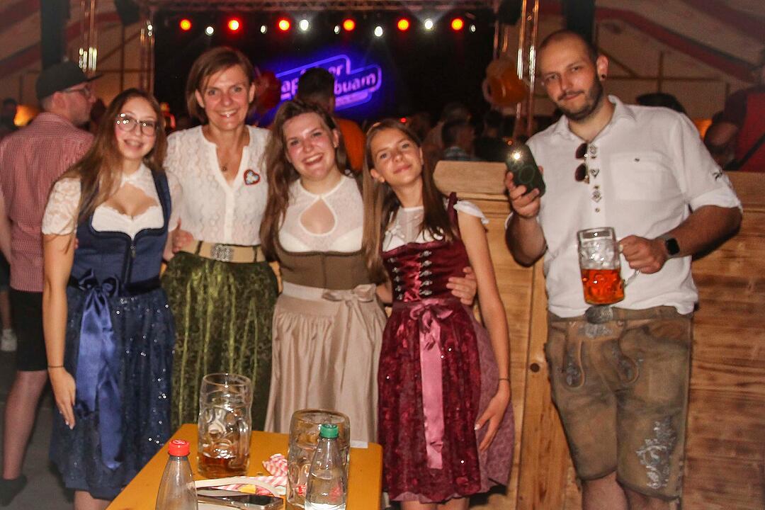 Die Stadlbesucher feierten mit den Stoapf&auml;lzer Spitzbuam.
