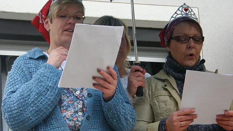 Der beiden Kirchweihpredigerinnen Ulla Götz (beige Jacke) und Andrea Schardt (blaue Jacke) lasen so manchem Michelfelder in ihrer Predigt am Sonntag die Leviten. In der Mitte steht die "Hofdame" Birgit Unser mit einem Regenschirm.