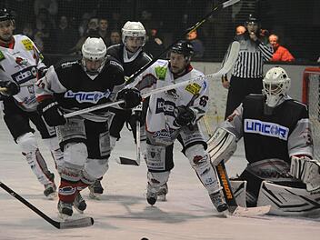 Zur Sache ging es natürlich im Derby. Auf unserem Bild nehmen es die Kissinger Viktor Ledin (links) und Dominik Reiss mit drei "Falken" auf. Rechts Torwart Marian Schmidt, Zweiter von links Stefan Ankenbrand, dahinter Sebastian Kaufmann.