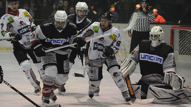 Zur Sache ging es natürlich im Derby. Auf unserem Bild nehmen es die Kissinger Viktor Ledin (links) und Dominik Reiss mit drei "Falken" auf. Rechts Torwart Marian Schmidt, Zweiter von links Stefan Ankenbrand, dahinter Sebastian Kaufmann.