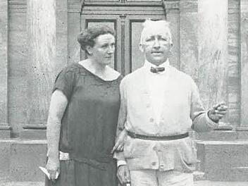Winifred und Siegfried Wagner 1924 vor dem Königsbau des Festspielhauses. Fünf Jahre später unterschrieben sie ihr Testament. Vorlage: Nationalarchiv der Richard-Wagner-Stiftung